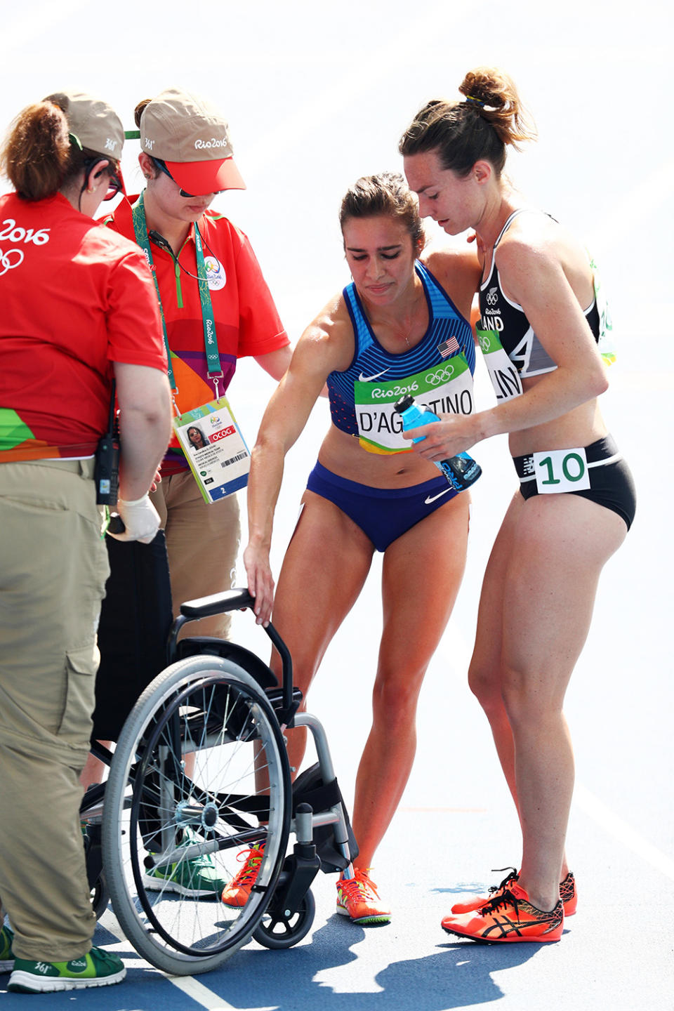 <p>Abbey D’Agostino of the United States (C) is helped by Nikki Hamblin of New Zealand after the Women’s 5000m Round 1 – Heat 2 on Day 11 of the Rio 2016 Olympic Games at the Olympic Stadium on August 16, 2016 in Rio de Janeiro, Brazil. (Photo by Paul Gilham/Getty Images) </p>