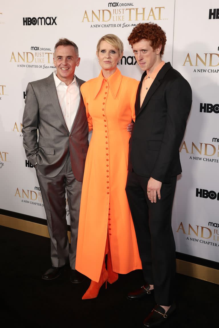 Familia en la ficción, grandes amigos en la vida real: David Eigenberg, Cynthia Nixon y Niall Cunningham, en la esperada red carpet