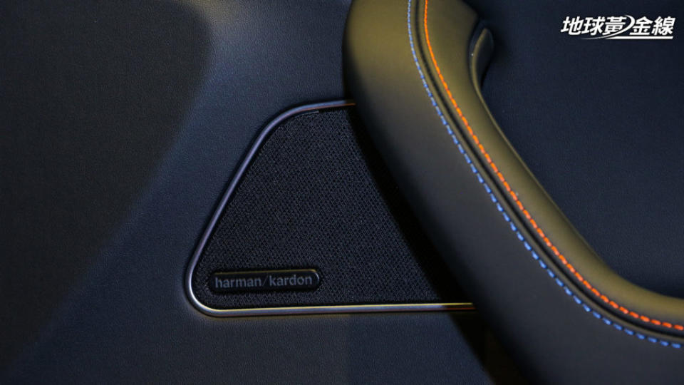 車內多處點綴橘、藍雙色縫線，並配備Harman Kardon音響。(攝影/ 陳奕宏)