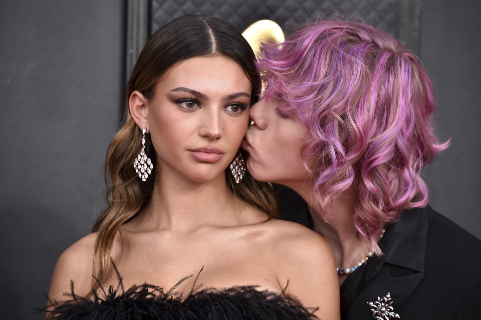 ARCHIVO - Katarina Deme, izquierda, y The Kid Laroi llegan a la 64a entrega anual de los Grammy en la MGM Grand Garden Arena el 3 de abril de 2022 en Las Vegas. (Foto Jordan Strauss/Invision/AP)