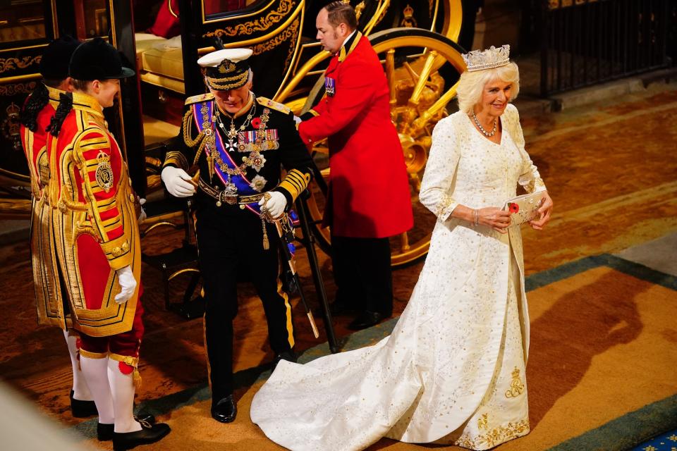 查爾斯三世與卡蜜拉7日乘坐馬車到西敏寺，出席英國國會開幕大典（翻攝The Royal Family臉書）
