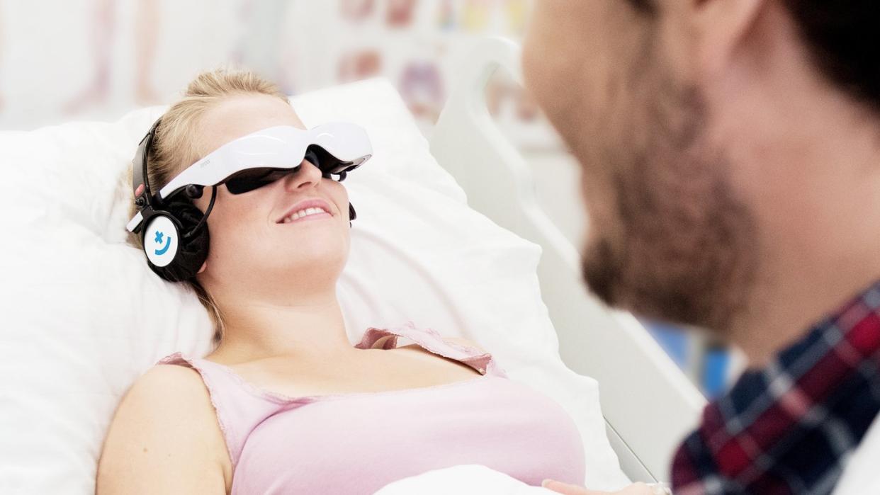 Mit Videobrillen - beispielsweise vom Hersteller HappyMed - können Patienten während der OP einen Film schauen.