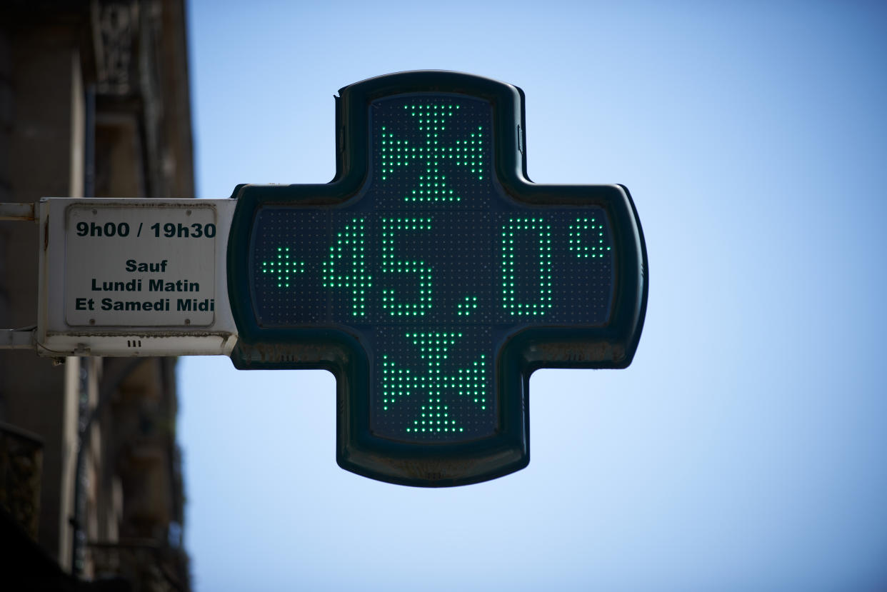 A thermometer reads 45 degrees C in Toulouse, France