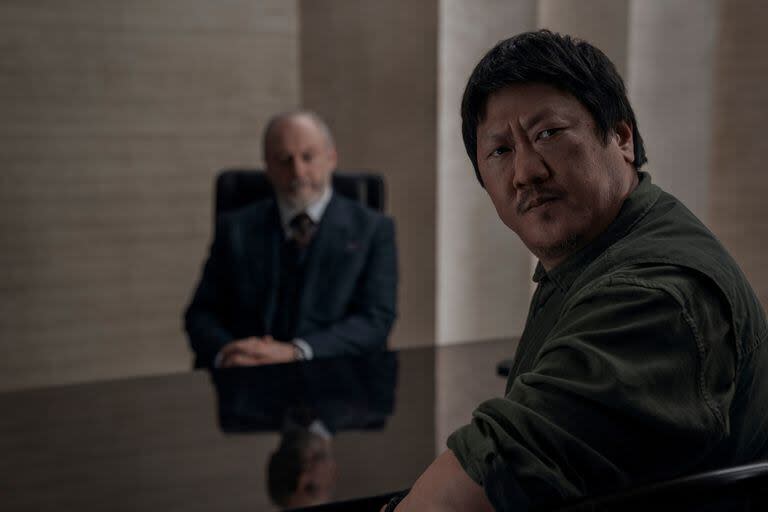 Liam Cunningham es Thomas Wade, un enigmático funcionario de inteligencia, y Benedict Wong encarna al agente antiterrorista Da Shi en la nueva serie El problema de los tres cuerpos, de Netflix