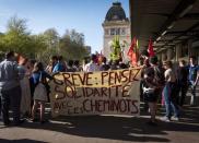 Mécontents de voir leur secteur s'ouvrir à la concurrence et leur statut très protecteur de cheminot être voué à disparaitre, les salariés de la SNCF ont opéré en 2018 une grève perlée étalée sur 36 jours cumulés. Ce qui en a fait la plus longue de la SNCF depuis les trente dernières années. ©ERIC CABANIS/AFP via Getty Images