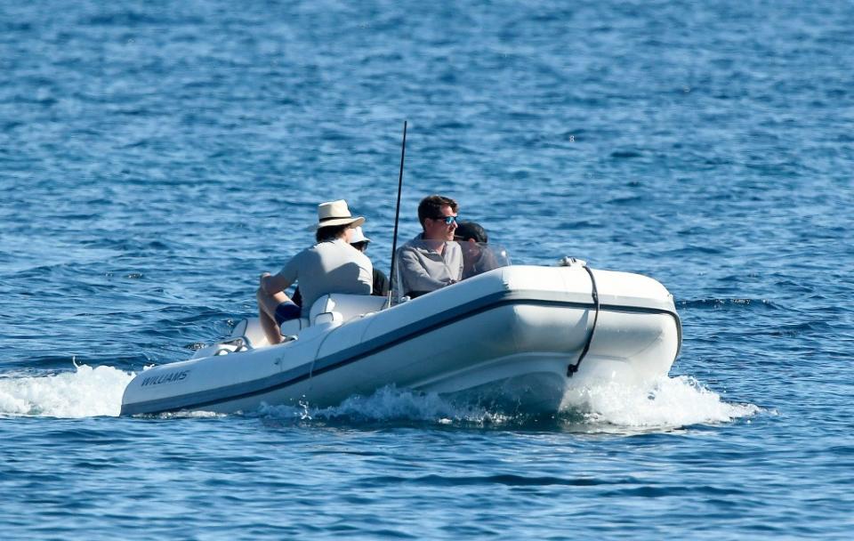 Cruise and Iñárritu head to a sailboat. Joan Llado / GTres / SplashNews.com