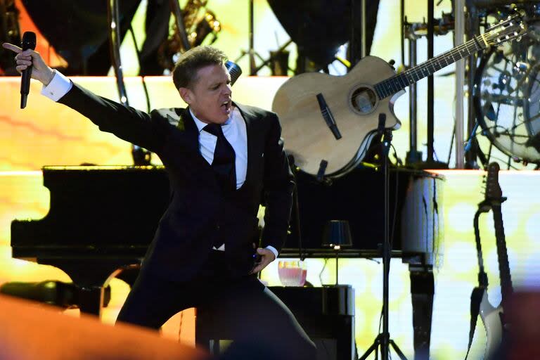 Luis Miguel, totalmente compenetrado en su coreografía, durante una de sus actuaciones en el Estadio Olímpico de Sevilla, en el marco de su tour por España