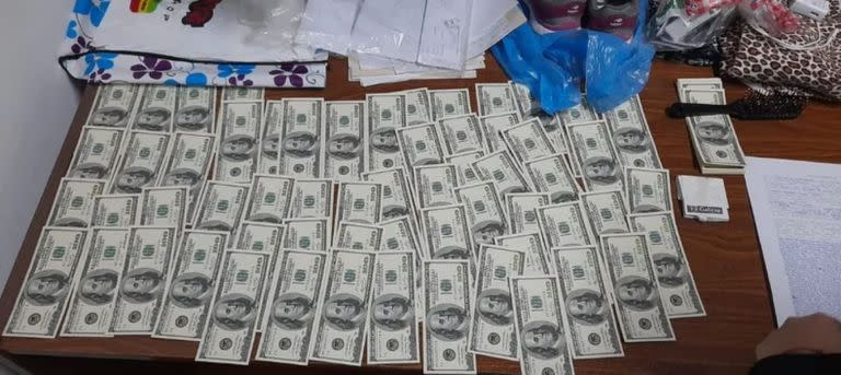 La mujer que encontró el bolso con 161 billetes de 100 dólares se acercó hasta la Comisaría de la Mujer y lo entregó