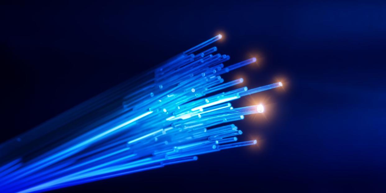 researchers set new internet data transmission speed with an optical frequency comb chip