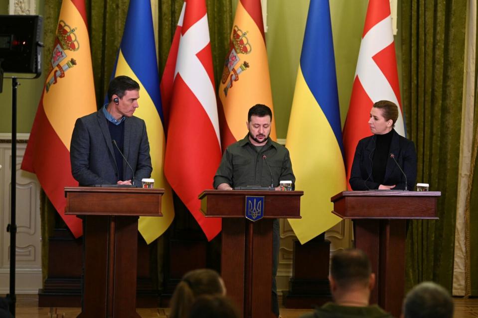 西班牙總理桑傑士（Pedro Sanchez，左）和丹麥總理弗瑞德里克森（Mette Frederiksen，右）抵達基輔與澤連斯基發表談話。    圖：達志影像/美聯社
