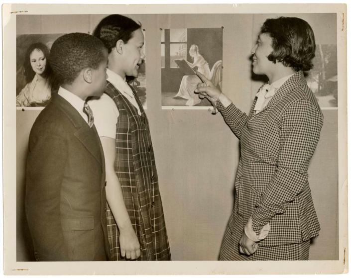 Alma Thomas with students at Howard University Art Gallery.