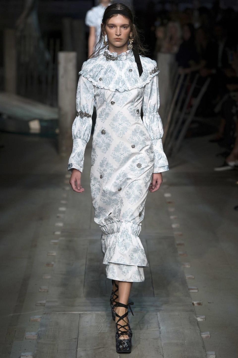 A model at the Erdem September 2017 runway show in London. (Photo: Getty Images)