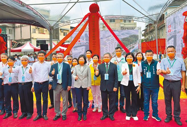 雲林縣第一個社會住宅興建案「斗六好室」，9日在斗六市雲林溪畔動土，預計2025年竣工，蔡英文總統（前排右五）、雲林縣長張麗善（前排右三）、立委劉建國（前排左三）出席動土典禮。（周麗蘭攝）