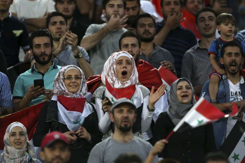 因為當地法規禁止女性觀看足球比賽，伊朗的足球賽主場只看得到敘利亞的女球迷。(美聯社)