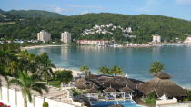 <a href="http://www.breezes.com/resorts/breezes-grand-negril/" rel="nofollow noopener" target="_blank" data-ylk="slk:Breezes Grand resort & spa;elm:context_link;itc:0;sec:content-canvas" class="link ">Breezes Grand resort & spa</a> <br>La playa de Negril es una de las más conocidas de Jamaica. La mitad del hotel es para nudistas y la otra mitad para recatados, creando divertidos encuentros y despistes entre ambas zonas. En la parte nudista, abundan las fiestas hasta el amanecer. Patricia Edwards/Wikimedia.Commons
