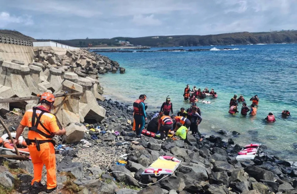 澎湖七美臥牛風景區海域，8日發生一名許姓遊客浮潛溺水意外，雖經現場民眾救起急救，仍宣告不治，全案由警方調查處理中。（圖／澎湖縣消防局提供）