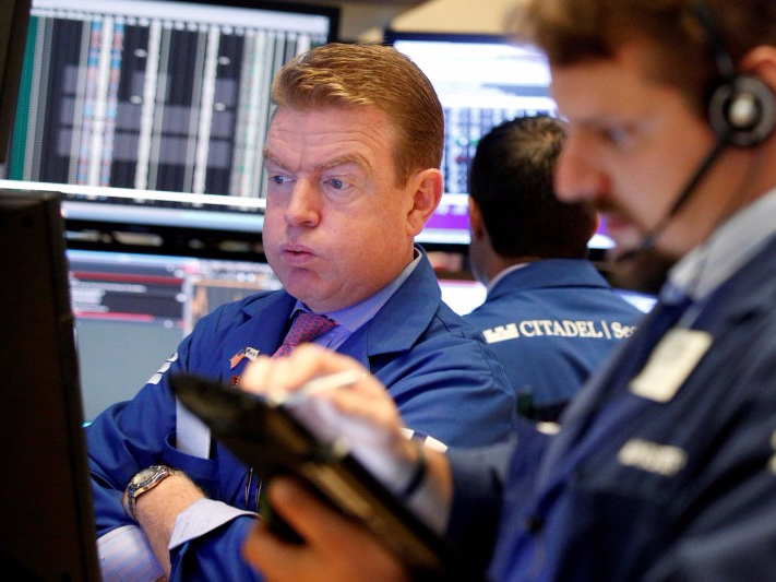 Traders work on the floor of the New York Stock Exchange (NYSE) in New York City, U.S., July 14, 2016.  REUTERS/Brendan McDermid