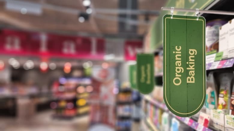 organic sign in grocery store