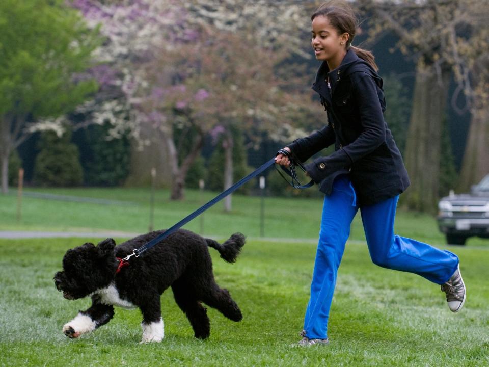 Malia Obama runs with dog Bo on the White House lawn