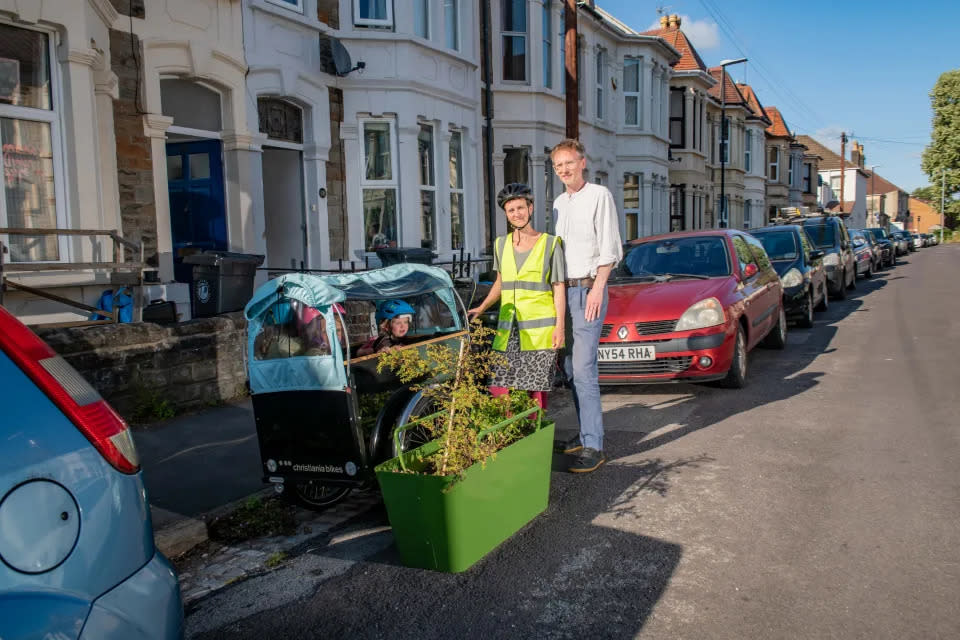 Anna und Mark Cordle mit ihrem selbstgebauten Fahrradparkplatz in Bristol. (SWNS)
