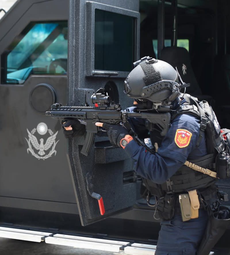 20220822-利用甲車掩護自身並持MPX衝鋒槍的隊員。（取自NPA署長室臉書）