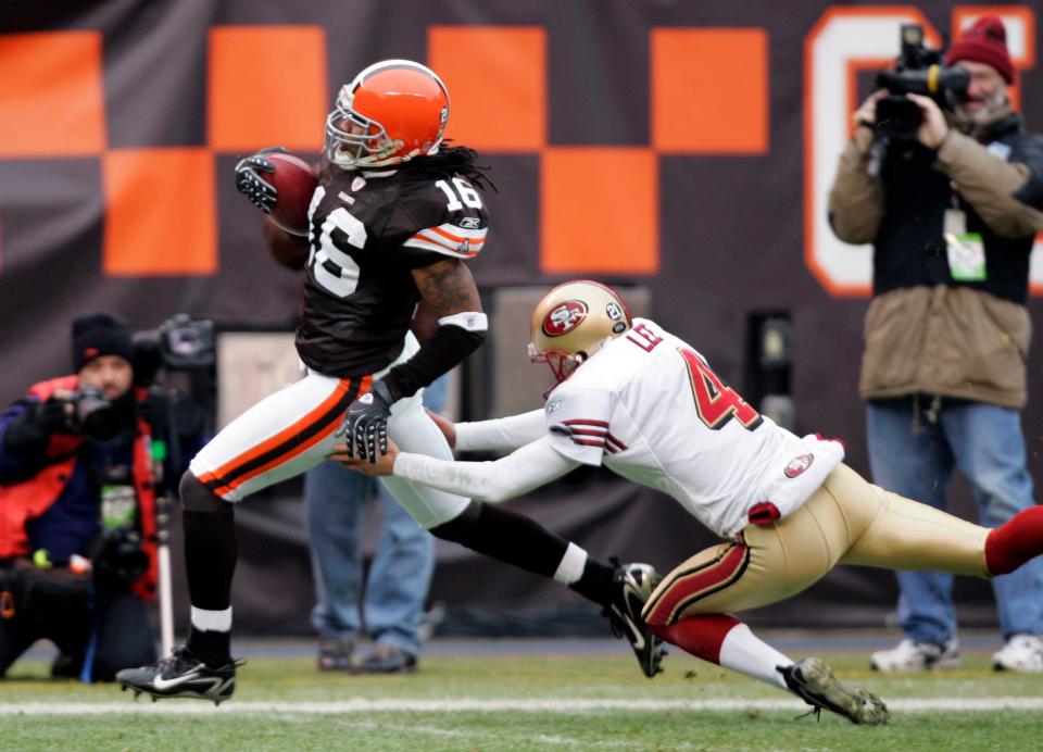 Browns receiver Josh Cribbs breaks a tackle by 49ers punter Andy Lee on a 76-yard TD return in the first quarter of a game Sunday, Dec. 30, 2007, in Cleveland. (AP Photo/Mark Duncan)