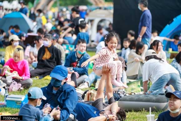 野餐也可拉近親子關係。（新北市政府高灘地工程管理處提供）