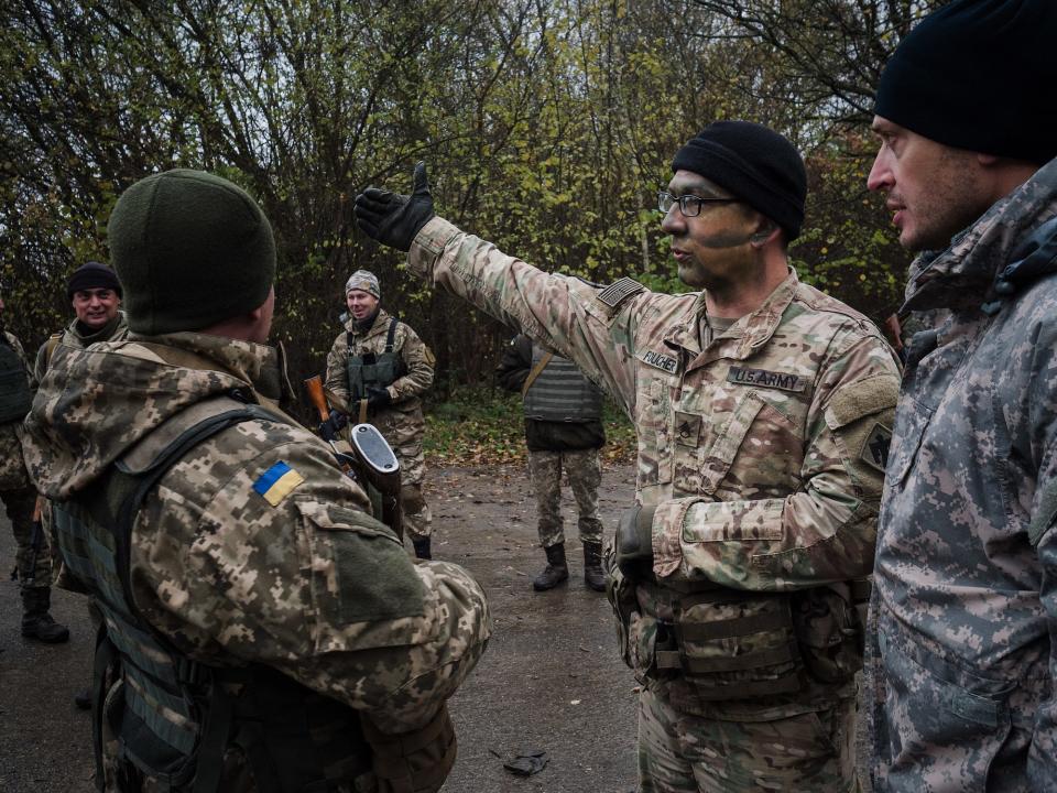 US Army officers train a Ukrainian military unit