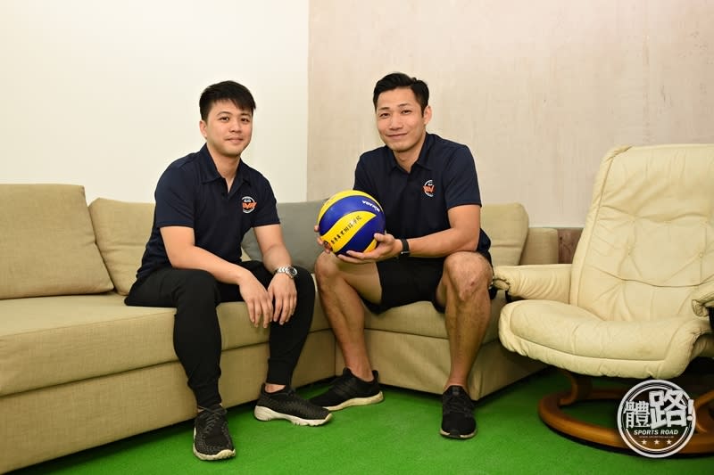 「阿蕭」早於大學畢業前已有創辦排球學校的念頭，其港青時期的隊友陳世鴻（左）得悉他有這個想法時已大力支持，不過「阿蕭」在畢業後最終決定先找一份正職工作