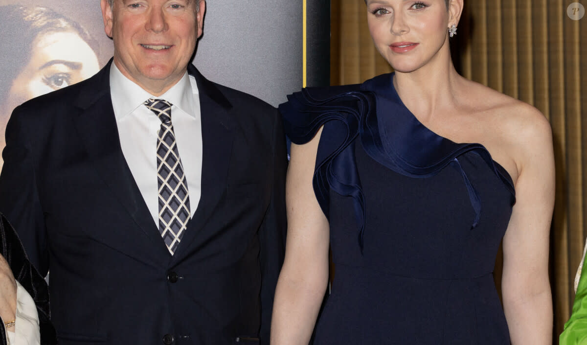 <p>Albert et Charlene ont reçu un prix</p>
<p>Le prince Albert II de Monaco et la princesse Charlene de Monaco ont reçu cette année un Maria Callas Award - Cérémonie des " Maria Callas " Awards à l'Opéra de Monte-Carlo avec I.Efthimiou, Présidente & Fondatrice du Monaco Gala & Awards. Le Maria Callas Monaco Gala & Awards devient une institution annuelle à Monaco destinée à célébrer l'art et l'opéra ainsi qu'à défendre chaque année une nouvelle cause caritative. Le 12 mai 2023 à Monaco. © Olivier Huitel / Pool MOnaco / Bestimage <br /><br /></p> - © BestImage, Olivier Huitel / Pool Monaco / Bestimage