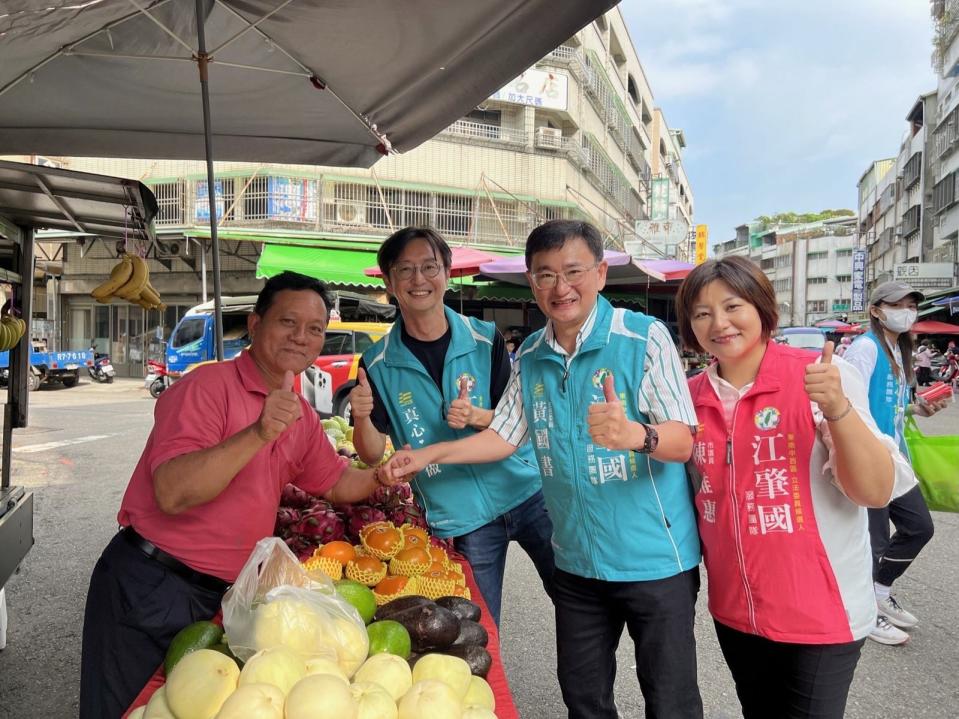 立法委員黃國書今（14日）陪立委參選人江肇國至台中東區三市場拜票。（江肇國服務處提供）