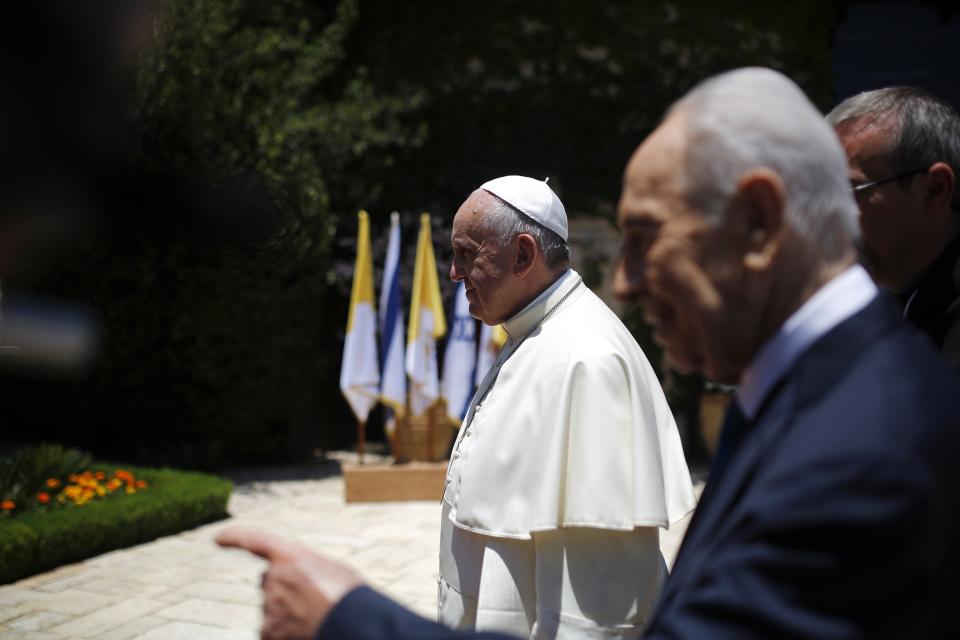 Pope Francis and Israel's President Shimon Peres walk together to the garden in Jerusalem