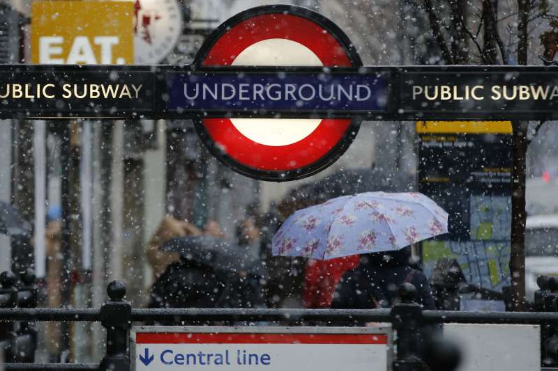 英國10日下大雪，倫敦雪花紛飛（AP）