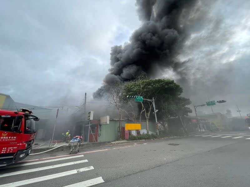 ▲新北市板橋區大觀路一處床墊工廠，今（30）日下午傳出火警，濃煙竄天十分嚇人。（圖／翻攝畫面）