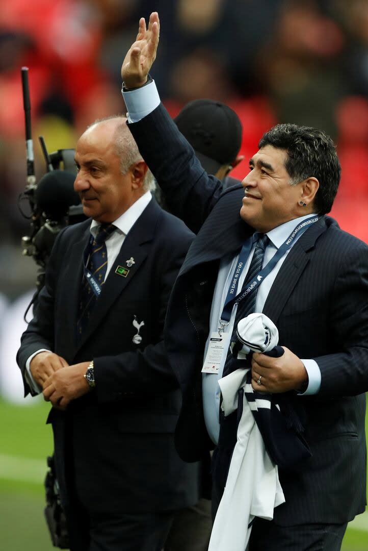Maradona y Ardiles, en un homenaje que le hicieron a Diego antes de un Tottenham Hotspur vs Liverpool, en Wembley, en 2017