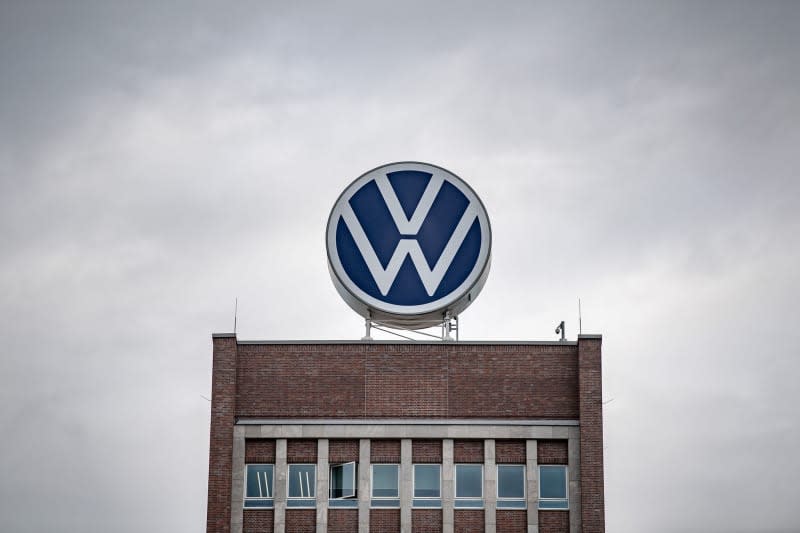 A large VW logo stands on the administration tower of the Volkswagen plant. Sina Schuldt/dpa