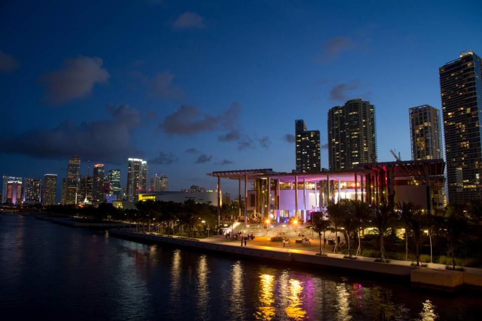 Fachada Este del Pérez Art Museum Miami (PAMM) en downtown Miami.