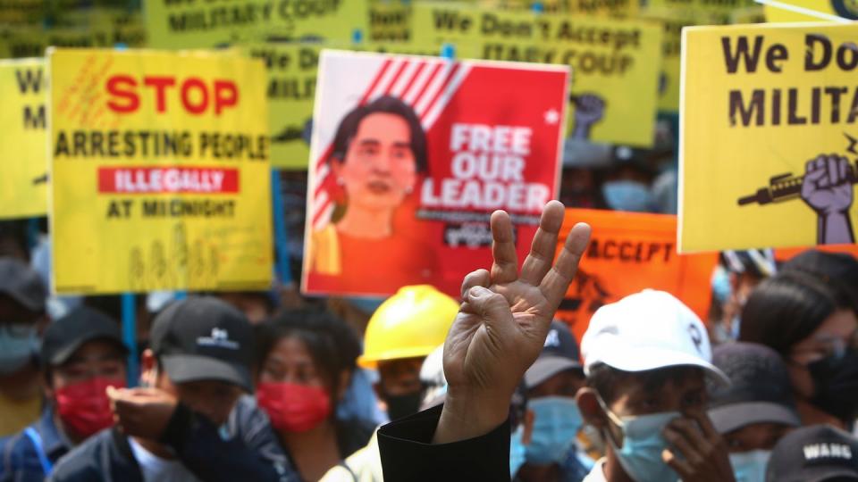 Ein Demonstrant macht den Drei-Finger-Gruß während Protesten in Mandalay gegen den Putsch der Militärjunta.