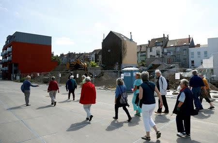 Tourists visit the Brussels district of Molenbeek during a guided tour showing off the area's manufacturing heritage, diverse population and lively market, Belgium, August 13, 2016. REUTERS/Francois Lenoir