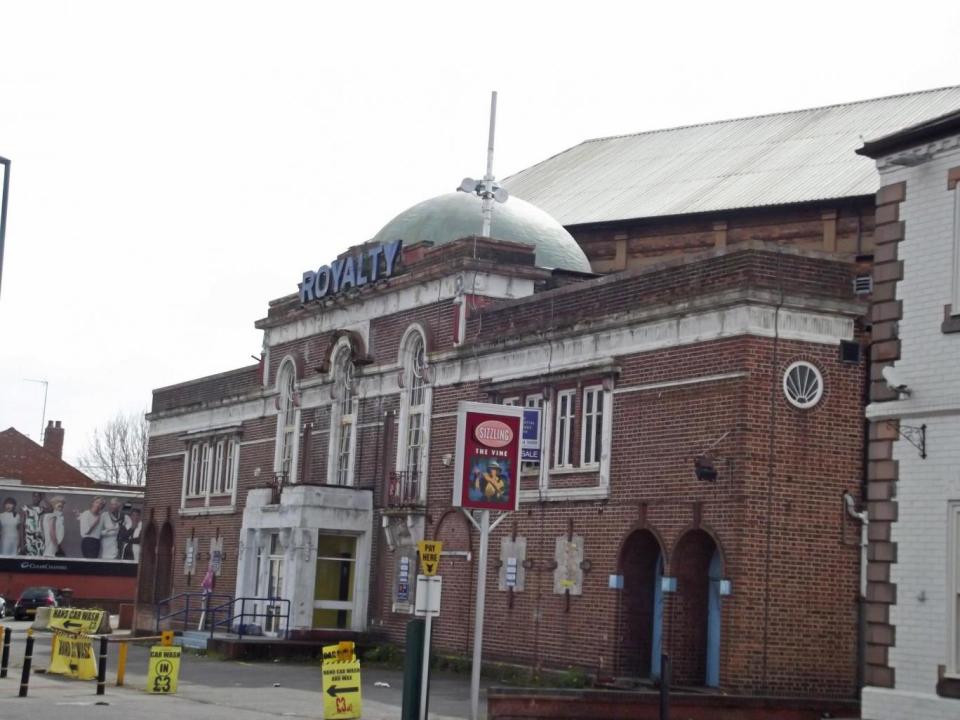 The Royalty Cinema had been used as a Gala Bingo hall until it was left empty - and plans were underway to return it to former glory. (Flickr/Elliott Brown (CC BY-SA 2.0))