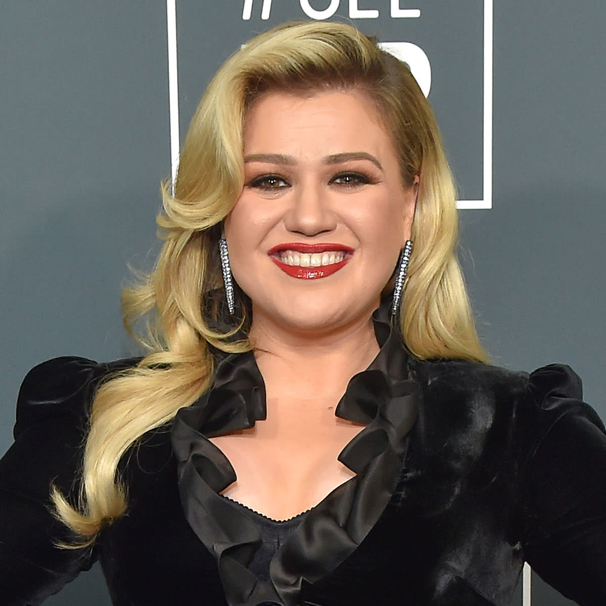 Kelly Clarkson arrives for the 25th Annual Critics Choice Awards