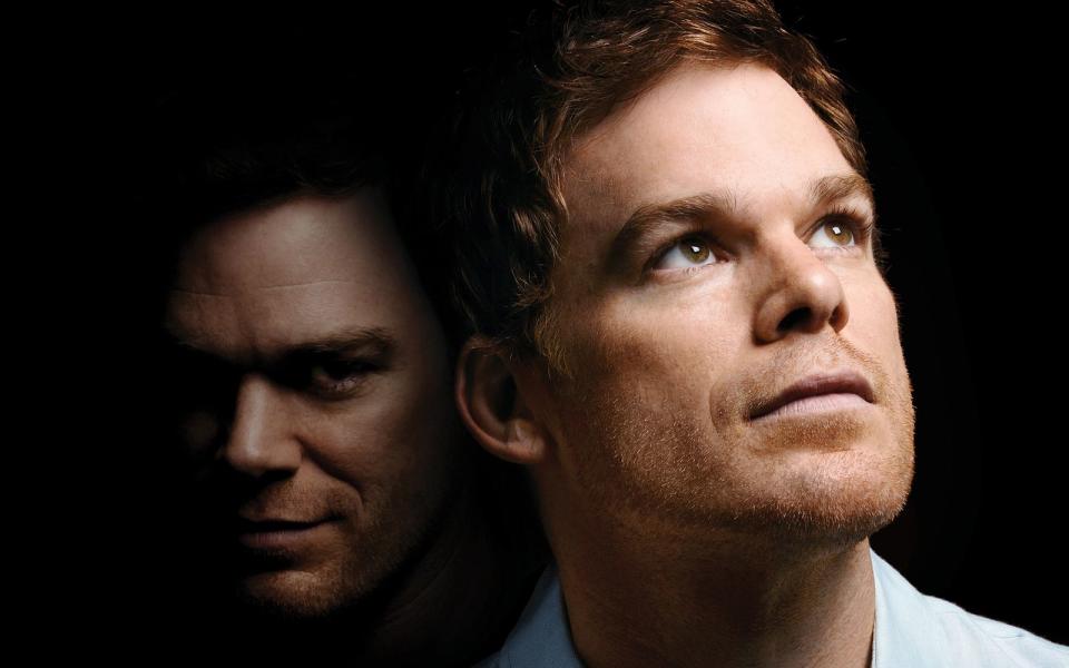 Tagsüber Forensiker, nachts unaufhaltsamer Triebtäter: Dexter (Michael C. Hall) sorgte in der gleichnamigen Serie (auf DVD und Blu-ray) für einen kalkulierten Tabubruch. Darf man einen Selbstjustiz übenden Psychopathen sympathisch finden? Darf man seine zahlreichen Morde an Schwerverbrechern für richtig halten, nur weil die Richter falsch lagen? (Bild: Paramount)