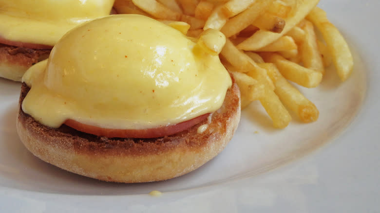 Eggs benedict with fries