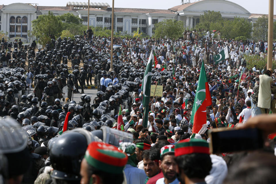 Supporters of Pakistan’s defiant former Prime Minister Imran Khan chant slogans next to paramilitary soldiers stopping them to march towards parliament during an anti-government rally in Islamabad, Pakistan, Thursday, May 26, 2022. Khan early Thursday warned Pakistan's government to set new elections in the next six days or he will again march on the capital along with 3 million people. (AP Photo/Anjum Naveed)