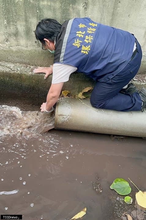 稽查人員至肉品市場放流口採樣。（圖／新北環保局提供）