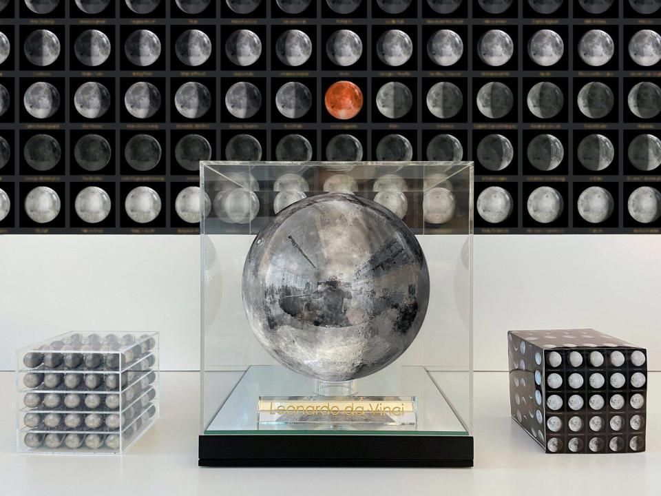 Les 125 scuplutures des Jeff Koons représentant les différentes phases de la Lune