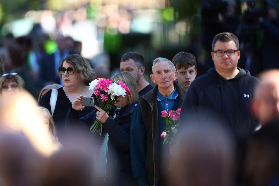 <p>Die meisten Menschen haben Blumen mitgebracht, um Queen Elizabeth II. die letzte Ehre zu erweisen (Bild: REUTERS/Hannah McKay)</p> 