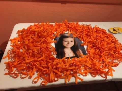 Angel Hall et sa famille ont créé 450 rubans oranges afin de les offrir à chaque étudiant lors de la cérémonie de remise de diplôme. Les rubans rendent hommage à Kayla Barnes, décédée il y a quatre ans. (Photo : Angel Hall)