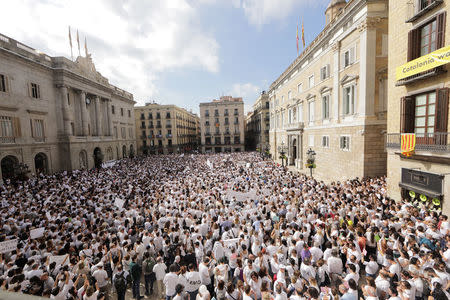 People attend a demonstration in favour of dialogue in a square in Barcelona, Spain, October 7, 2017 REUTERS/Eric Gaillard