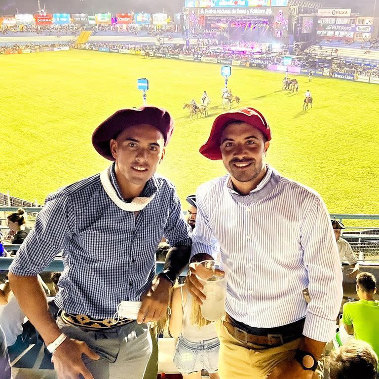 Enzo Díaz, con vestimenta de campo, en el Festival de Jesús María, junto a su amigo el productor ganadero Juan Cruz Monguillot